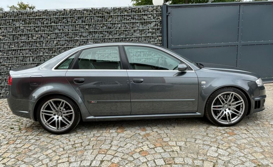 Audi RS4 B7 Sedan