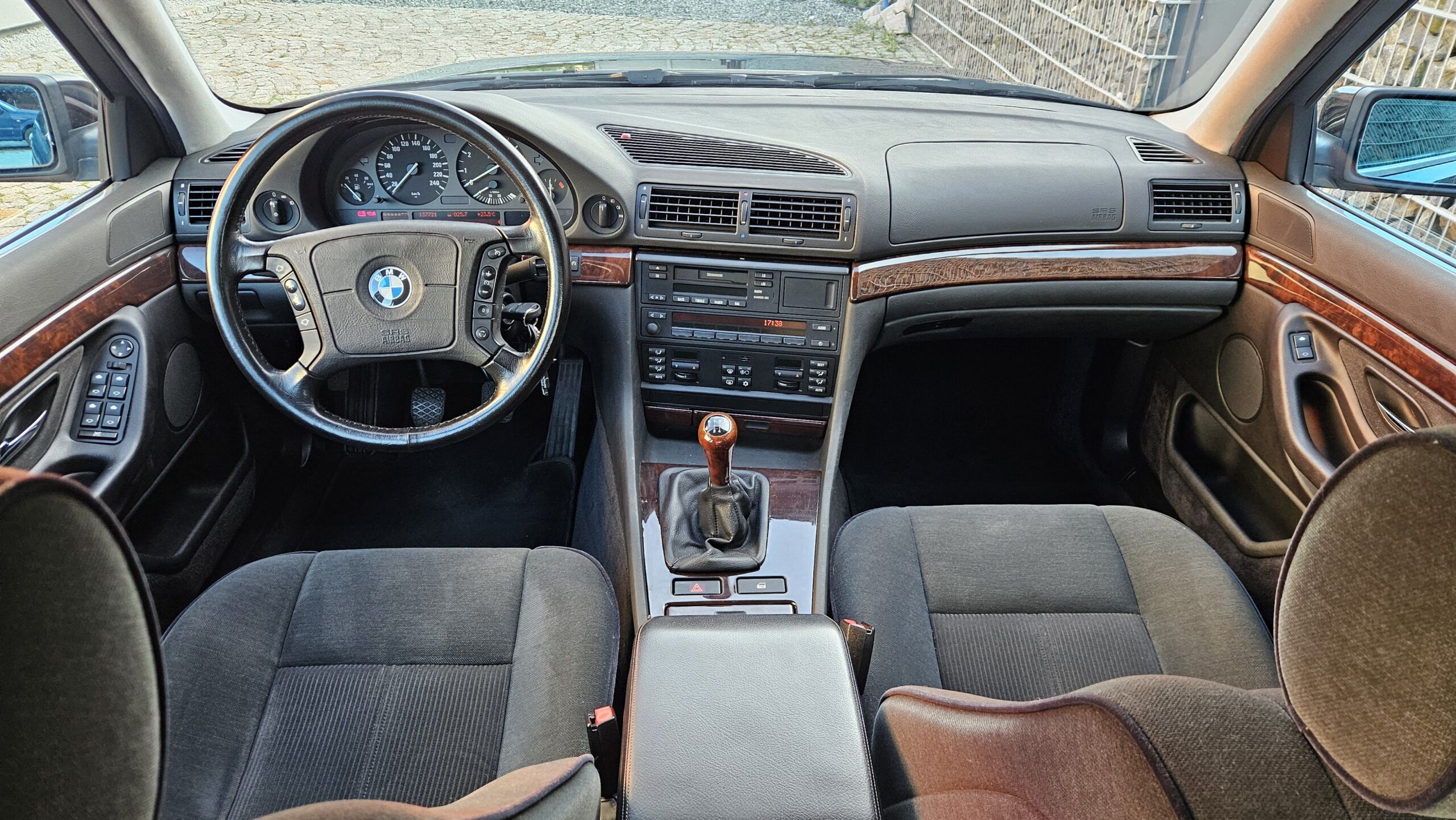 BMW 728i E38